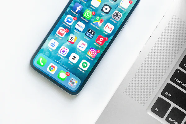 Smartphone mostrando sus aplicaciones en pantalla